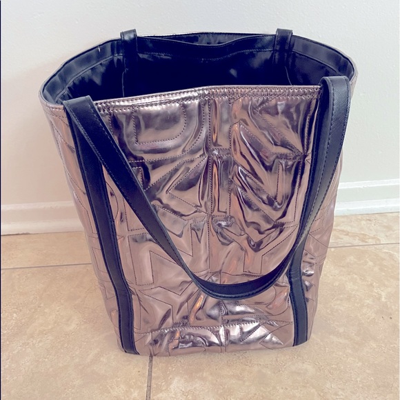 “DKNY” oversized 4 piece travel purse with 3 different sized zipper bags! - Picture 2 of 11